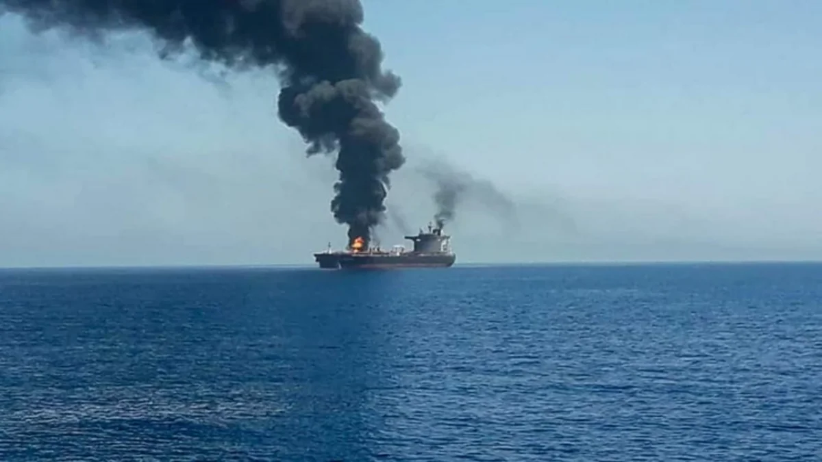 Hörmüz boğazında tanker minaya düşüb
