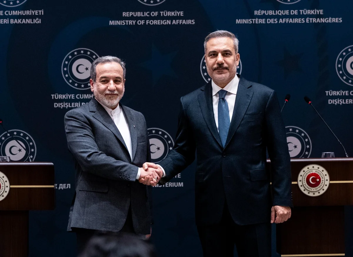 Hakan Fidan Əraqçi ilə Hörmüz boğazının açılmasını müzakirə edib