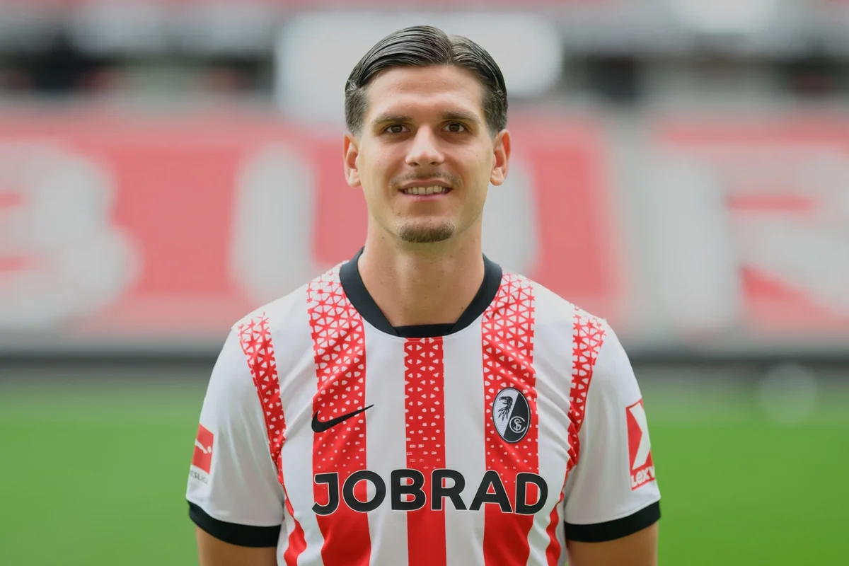 "Manchester United" is considering adding Igor Matanovic to their team