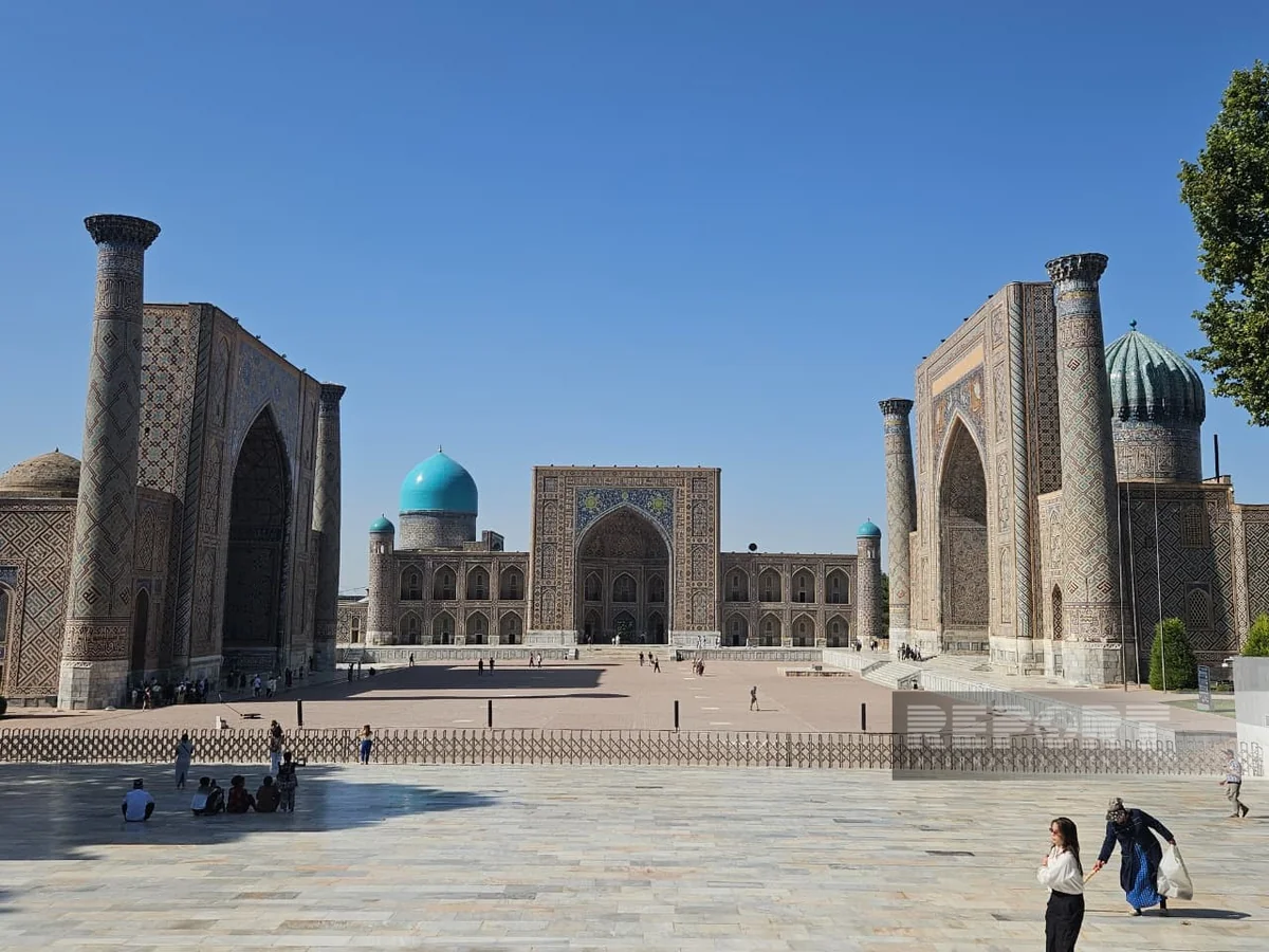 Azərbaycan jurnalistləri Səmərqənddə Registan meydanını ziyarət ediblər