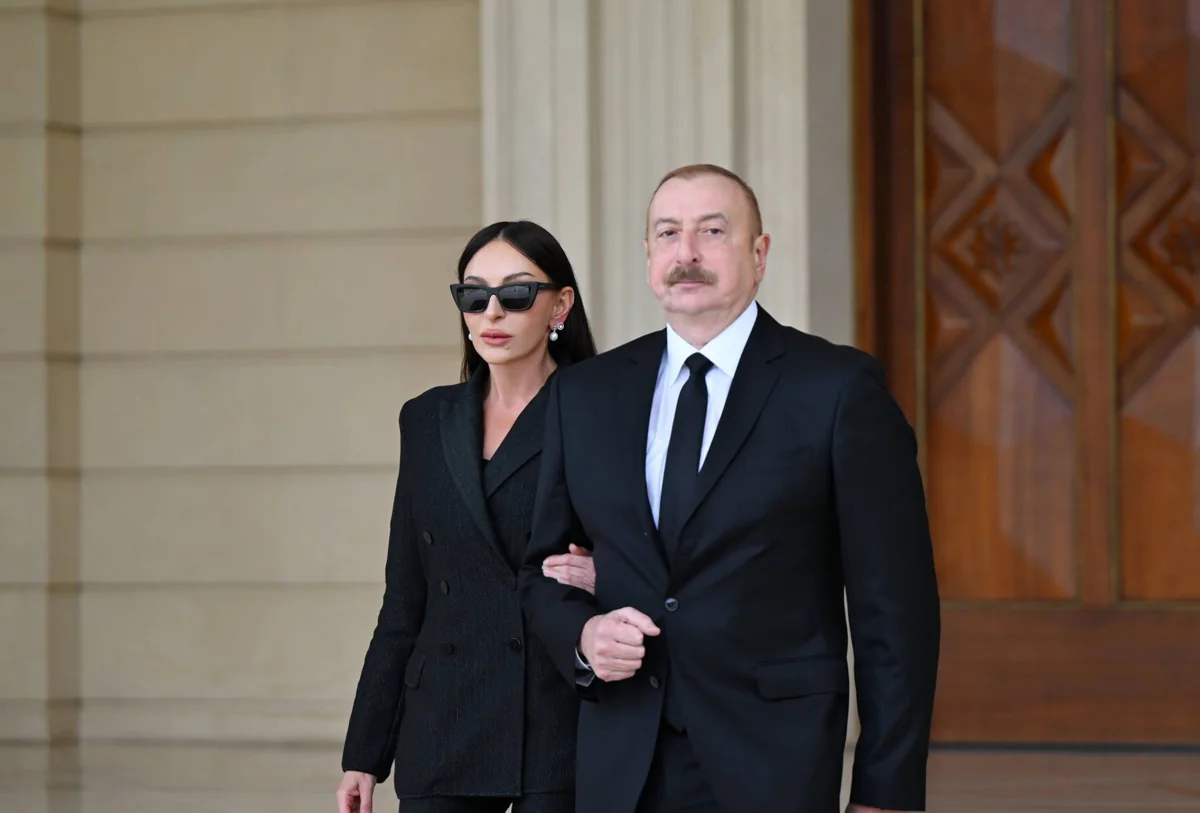 Azərbaycan Prezidenti və birinci xanım Daşkənddə Ümummilli Lider Heydər Əliyevin memorial kompleksinin önünə gül dəstələri qoyublar