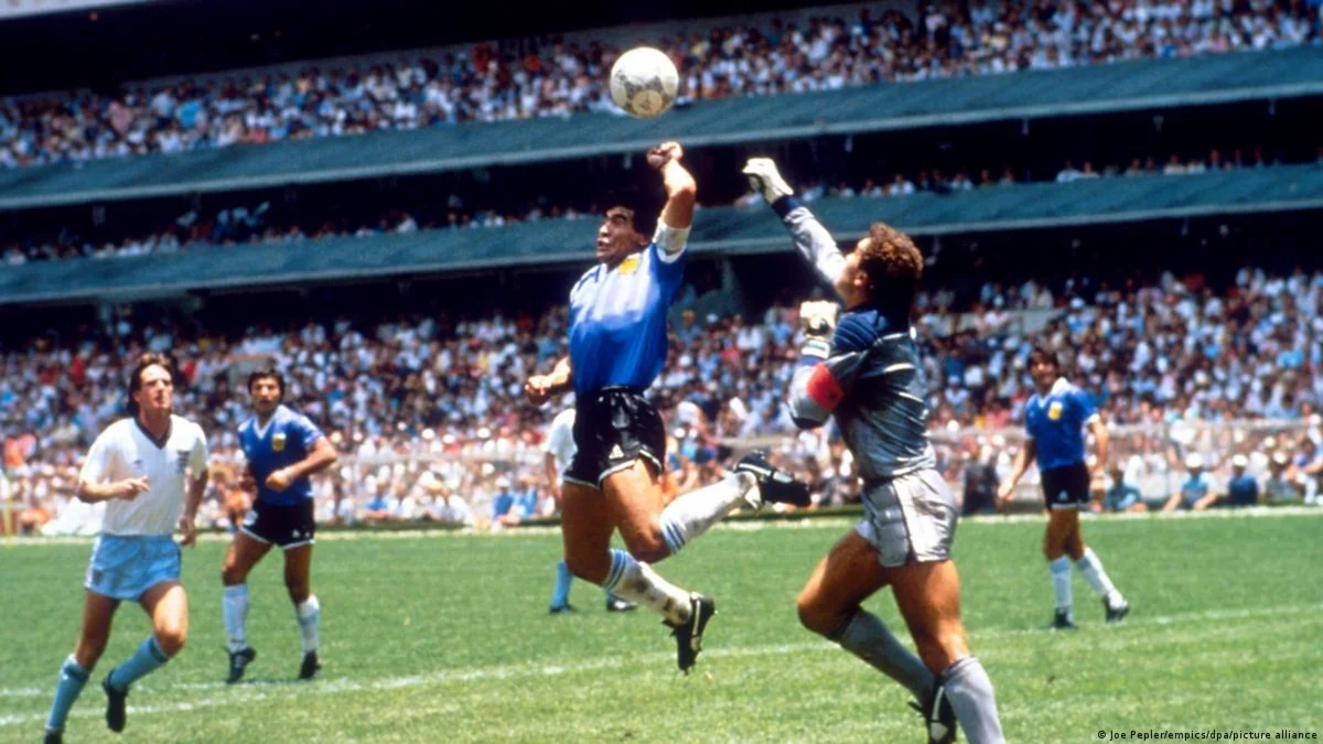 Maradonanın DÇ-1986-da İngiltərə millisinin qapısından keçirdiyi top 3,3 milyon dollara satılıb