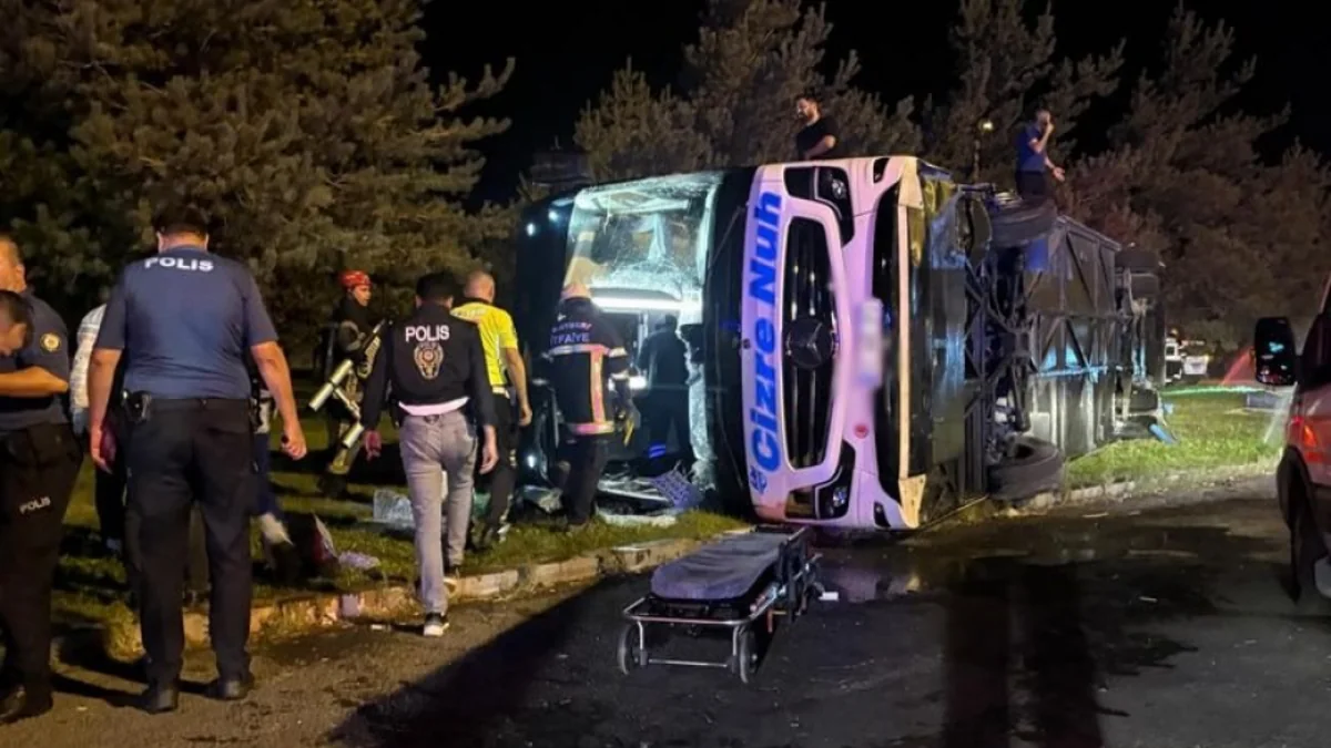 Türkiyədə sərnişin avtobusu ilə yanacaq maşını toqquşub, onlarla insan xəsarət alıb