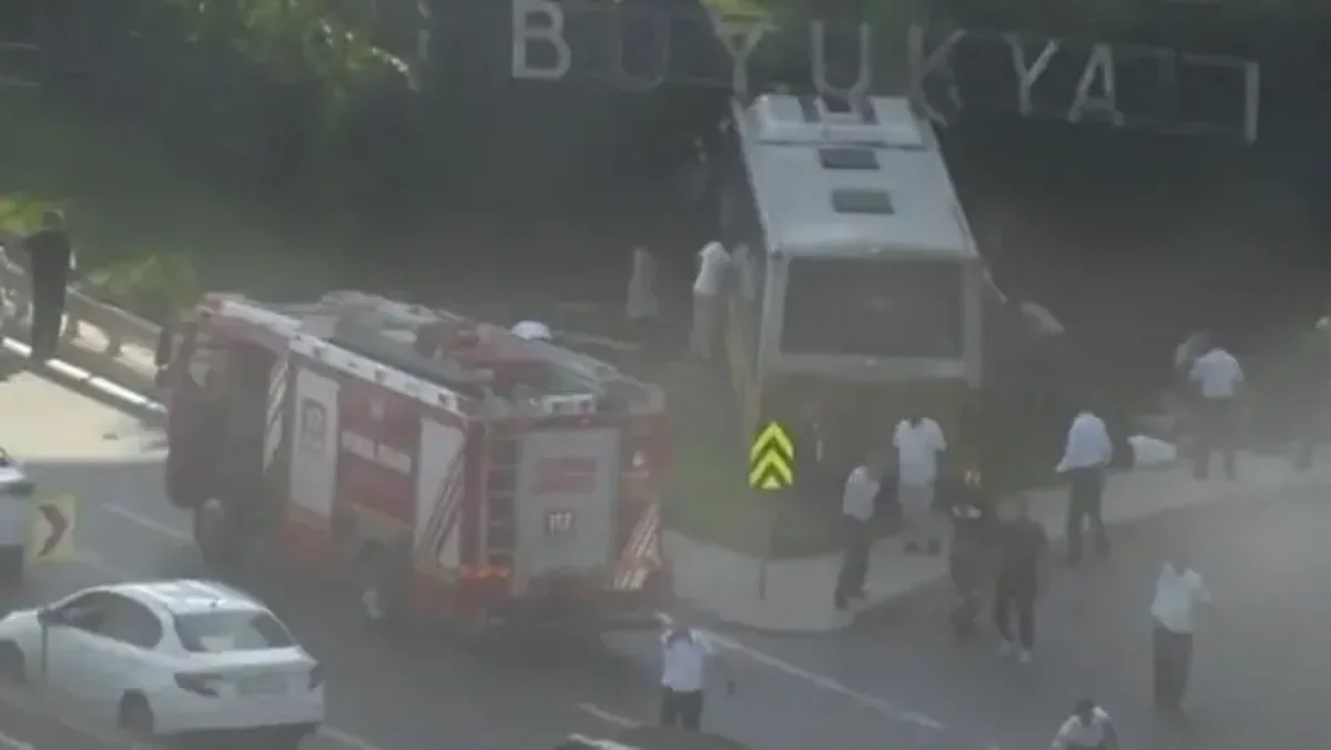 İstanbulda avtobus qəzaya uğrayıb, ölən və 20-yə yaxın yaralı var