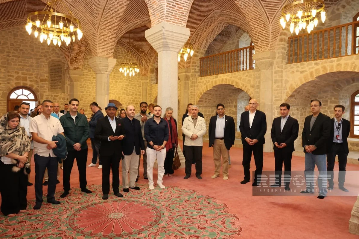 Müsəlman ölkələrindən olan diplomatlar Yuxarı Gövhər Ağa məscidində namaz qılıblar