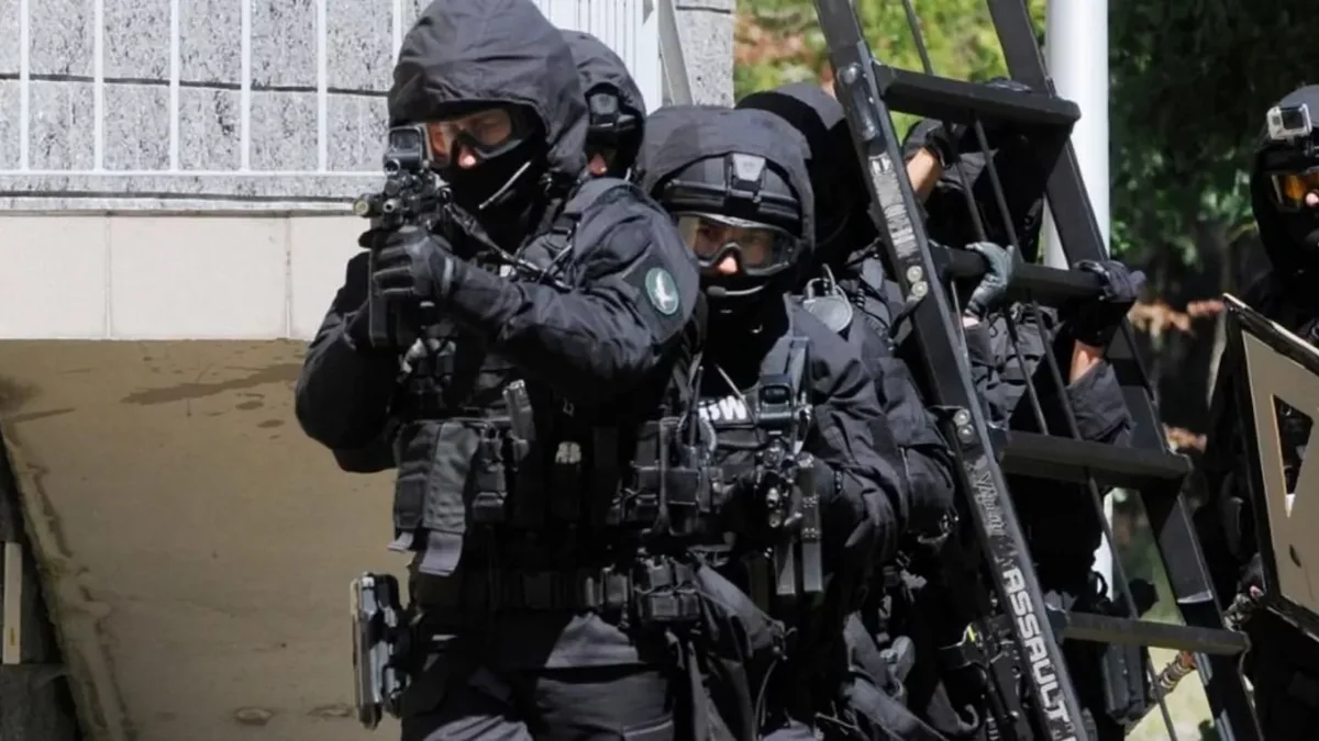 Polşada məktəbdə və məsciddə terror aktları hazırlamaqda şübhəli bilinən yeniyetmə saxlanılıb