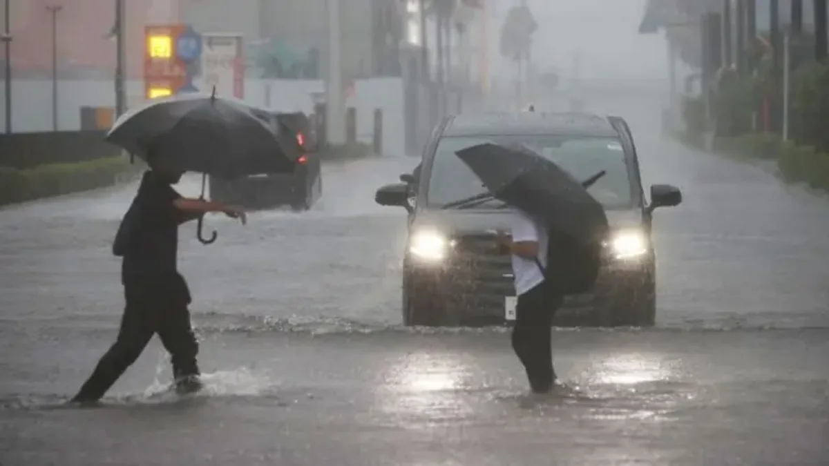 Typhoon Dujuan has caused the deaths of nine people in Japan