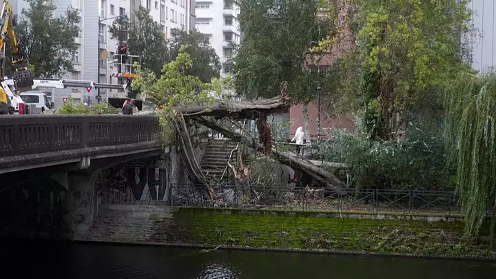 Storm Austen batters France and UK with winds of up to 160 km/h