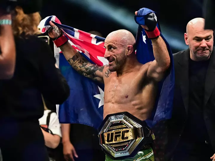 UFC 333: Volkanovski Evroevi nakavt edərək tükürək çəki çempionluğunu saxladı