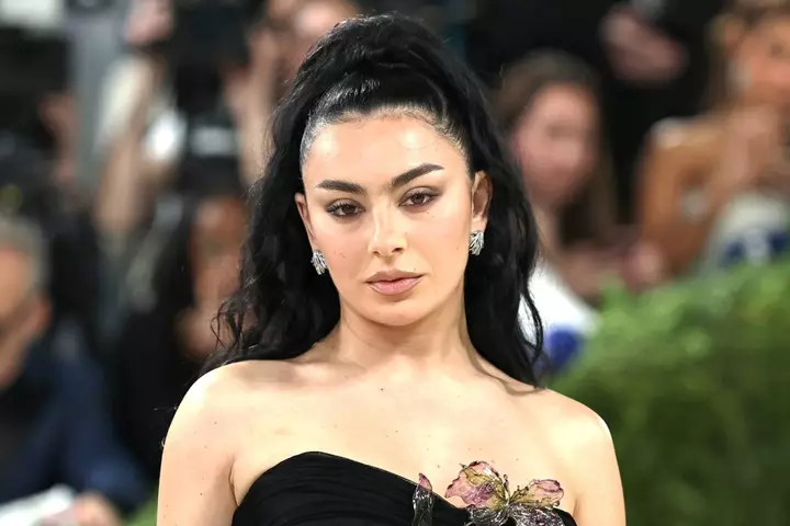 Charli XCX Martin Scorsese‑nin Leonardo DiCaprio, Jennifer Lawrence‑lə Yeni Qorxu Filmində Cameo Edəcək