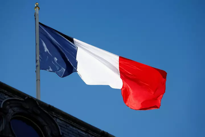 Fitch Lowers France’s Outlook to Negative From Stable