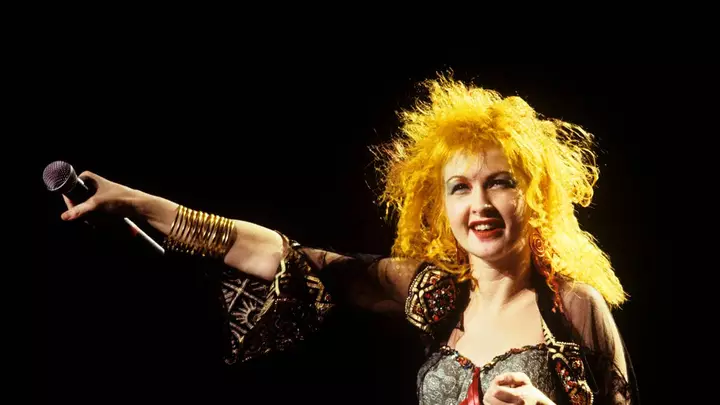 In 1986, Billboard Hot 100 tarixində ilk dəfə ilk üç yer qadın solo ifaçılar tərəfindən tutuldu