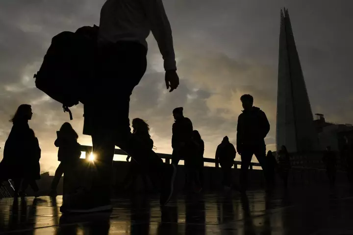 U.K. Wage Growth Picks Up, Jobless Rate Falls Ahead of Bank of England Meeting