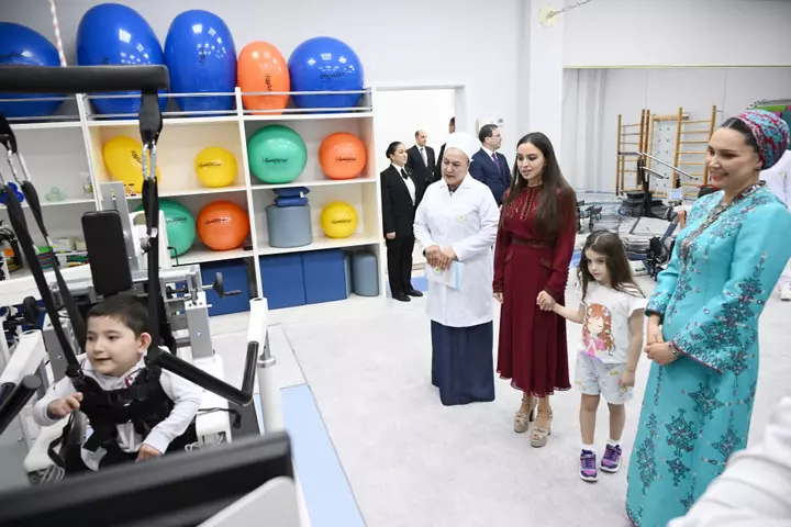 Leyla Əliyeva, Arkadaş şəhərində Uşaq Sağlamlığı və Reabilitasiya Mərkəzinə səfər edir
