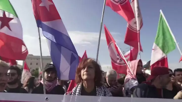 İtaliyada minlərlə insan yüksək həyat dəyərinə etiraz edir