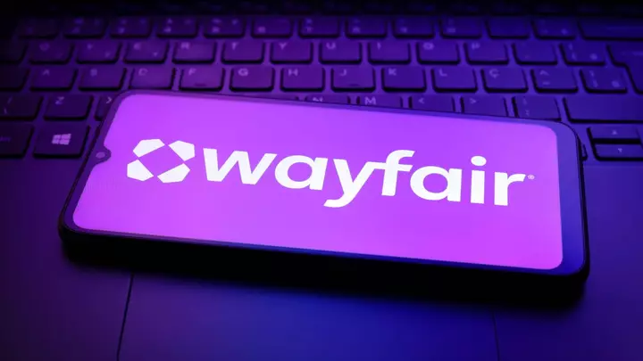 Wayfair $347 Dəyərində Açıq Sahə Saxlama Şkafı Satır, Asan Döşəmə Quraşdırması Üçün Baza Çərçivəsi ilə Gəlir