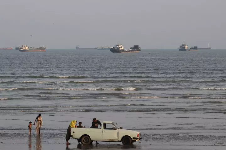 Oil Prices Fall as Traders Assess Iran Diplomacy, Saudi Attacks