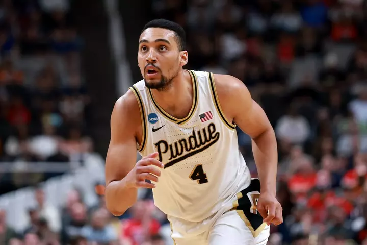 Kanzas kollec basketbol mövsimi ərəfəsində keçmiş NBA draft seçimi əlavə edir