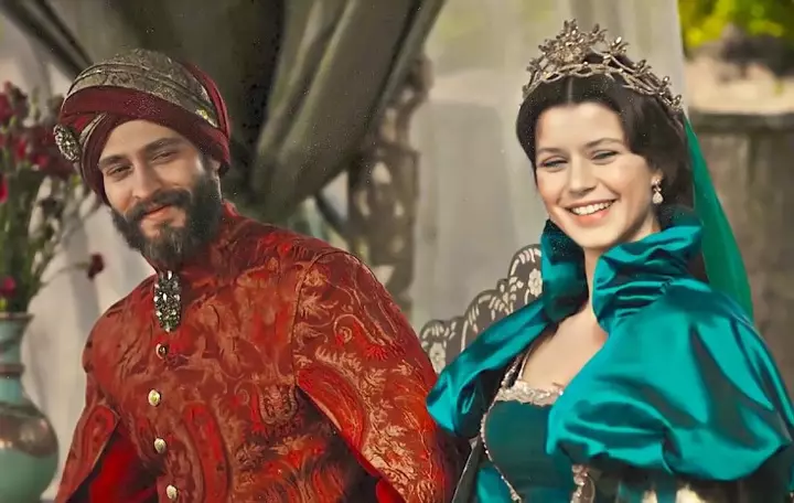 Beren Saat və Ekin Koç illər sonra yenidən eyni layihədə