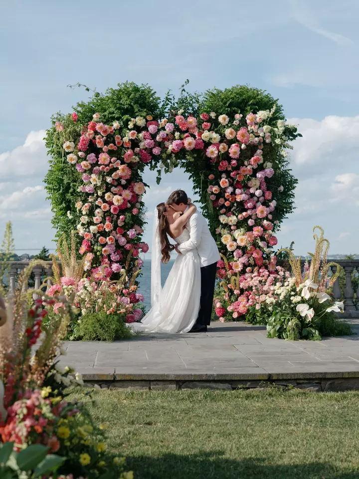 A Classic Newport, Rhode Island Wedding With Tennis-Inspired Details and a Performance by Norah Jones
