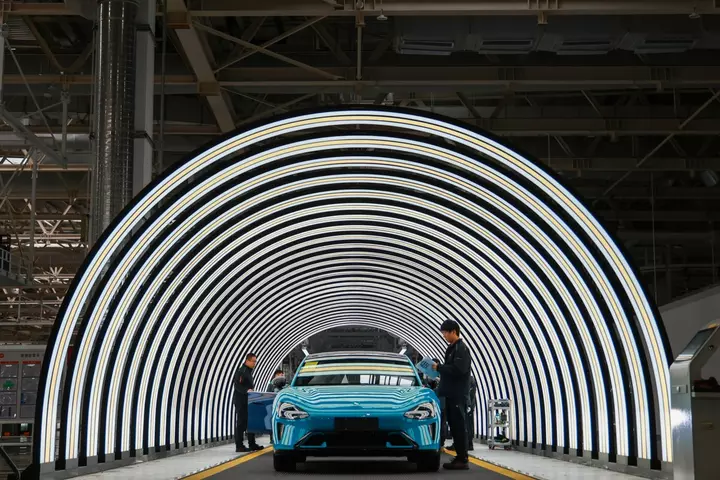 China’s Electric Carmakers Are Running Out of Domestic Buyers