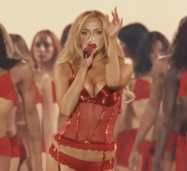 Tate McRae 2026 Victoria’s Secret moda sərgisində çıxış etdiyi zaman ayağından başından qırmızı dəri alt paltarı geyindi