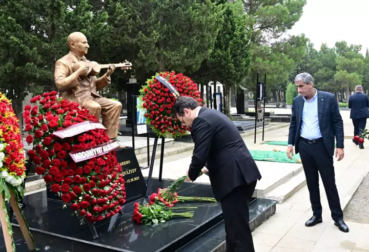Azərbaycan Xalq Artisti Ramiz Quliyevə hörmətini bildirir