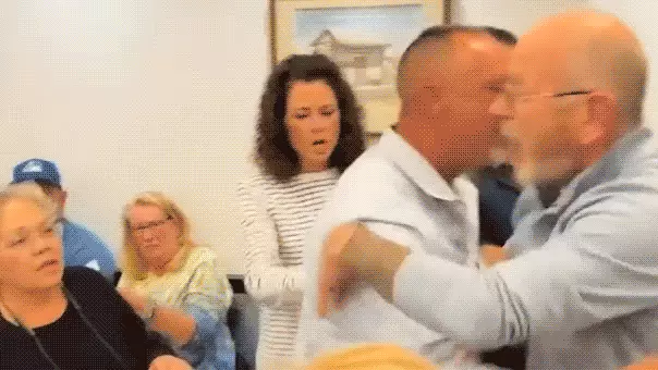 ‘Əsasən əsəbləşdim’: New Jersey bələdiyyə başçısı xaotik iclasda sakinə hücum etdi