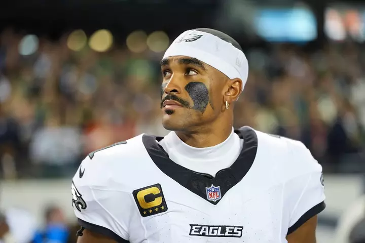 Eagles Called Out for How They Handled QB Jalen Hurts’ Medical Condition