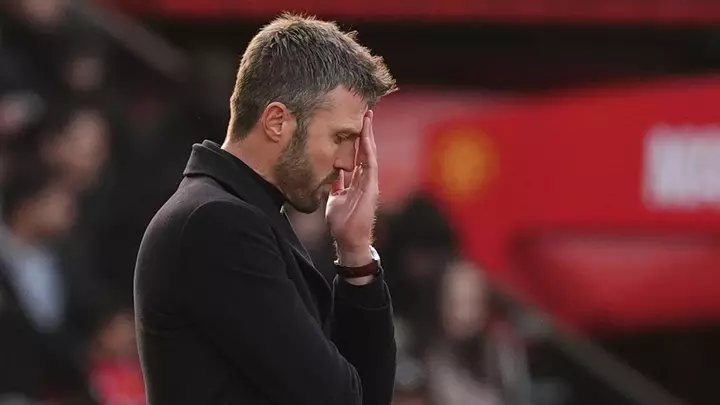 Nev deyir ki, Carrick kənarlaşdırılmaq üzrədir, Carra isə bu barədə bu gecə qərar verməyə çağırır