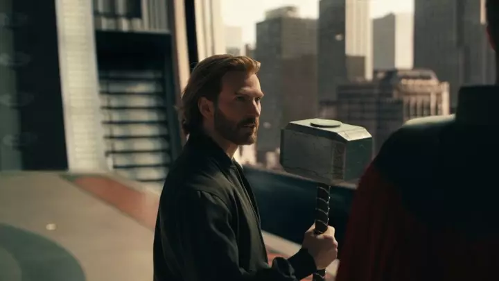 Steve Rogers son sonrakı “Avengers: Doomsday” treylerində Mjolnir-i tutdu