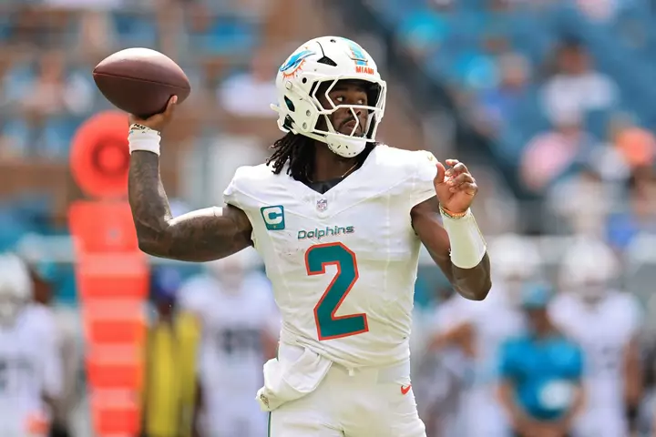 Dolphins QB Malik Willis Laughs Off ‘Tell’ Claim After 2 Interceptions