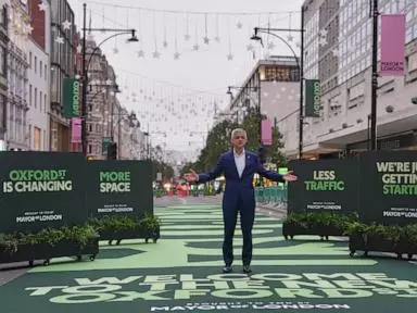 Londonda Oksford küçəsi trafiki qadağan edir, şəhər alış-veriş rayonunu canlandırmağa çalışır