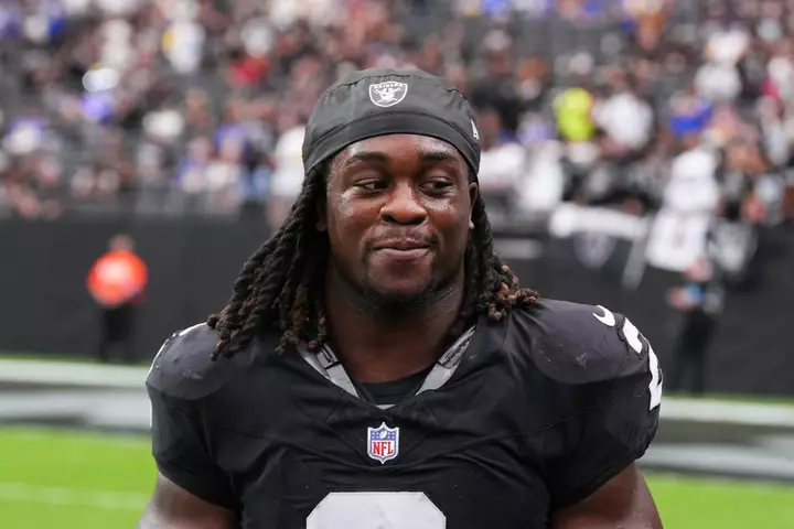 Aaron Glenn, Raiders‑ın Ashton Jeantyinın Jets‑in müdafiəsi haqqında sərt şərhlərinə reaksiya verir