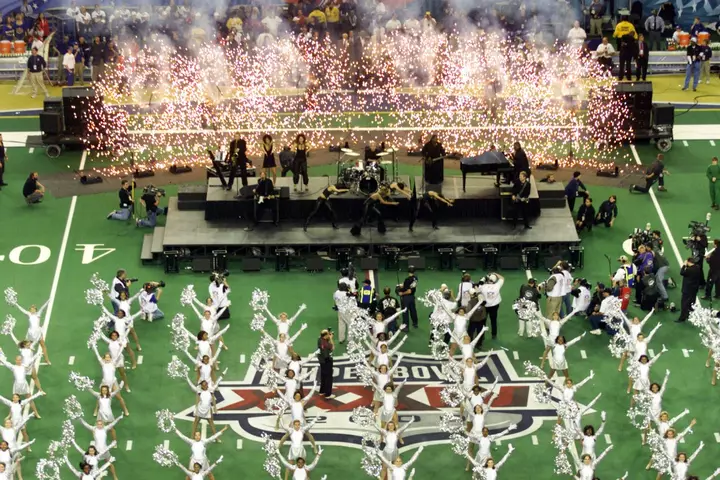 NFL azarkeşləri Super Bowl yarı vaxt şousunu kim ifa edəcəyi barədə qəzəbləniblər