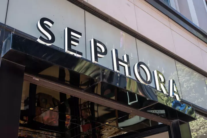 Mən Gözəllik Məhsullarını İşlə Test Edirəm—Sephora-nın Nadir Endirimində Mütləq Almalı olduğunuz Bütün Məhsullar