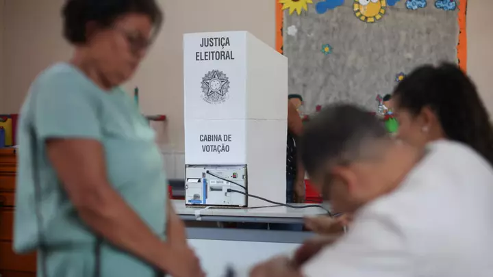 Braziliyada Lula ilə Bolsonaro arasında sıx prezidentlik ikinci tur seçkilərində səsvermə davam edir
