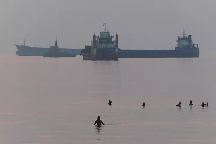 Oil Prices Rise as Hormuz Shipping Risks Persist