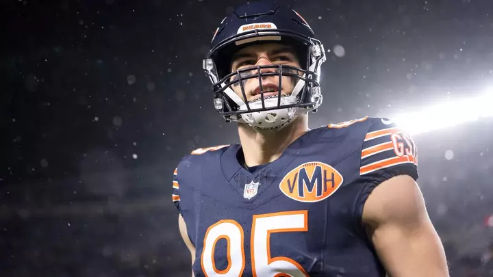 Bears, veteran tight end Cole Kmet‑in sahədən çarpazıla çıxması ilə mövsüm sonu zədəsi qorxusu yaşayır