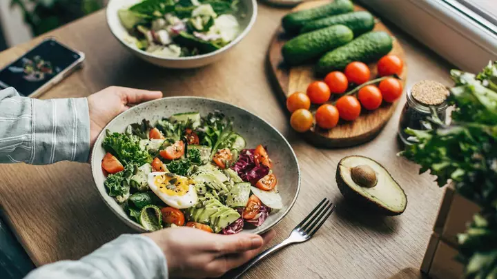 Stanford Nutrition Scientist Says Healthy Eating Comes Down to One Simple Rule