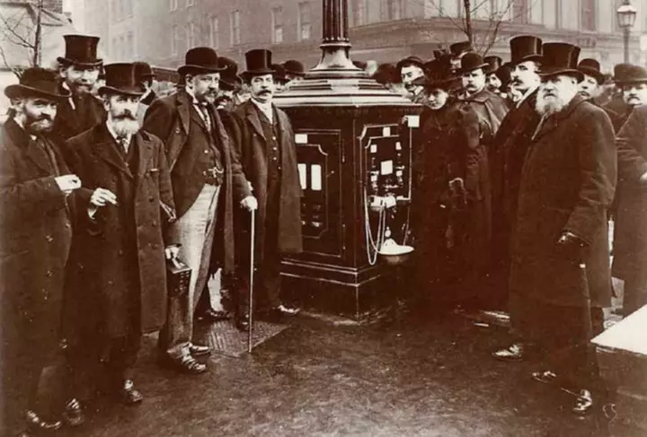 In 1897, London’s Lampposts Dispensed Hot Coffee, Tea, and “Fluid Beef”