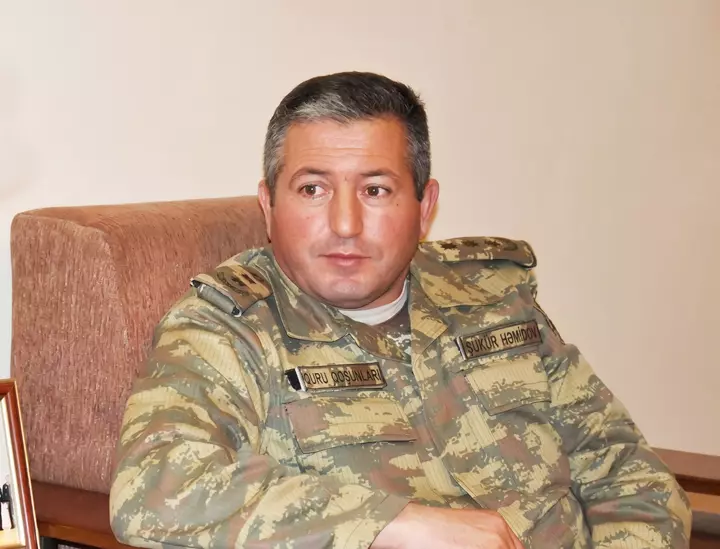 İmtiyazlarından imtina edib döyüşə gedən komandir - Sağlığında Milli Qəhrəman adını alan Şükür Həmidov kimdir?