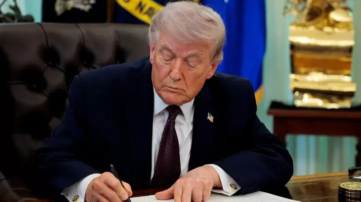Demokrat AG səsvermə zamanı Trumpı hədəf alır, onun ştatı isə ölü insanlara hüquq məktubları göndərir