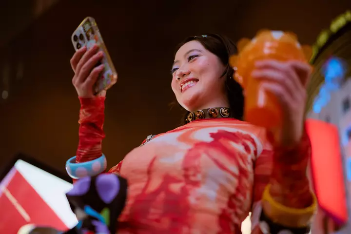 10 Tips to Go Out Alone and Actually Meet People, According to Dating Experts