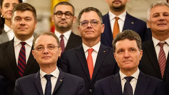 New Romanian prime minister Luca Niculescu and Cabinet members sworn in