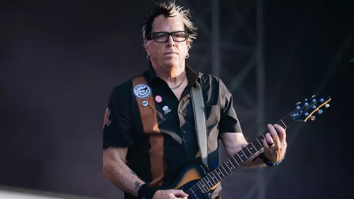 Iconic '90s Rock Star Forced to Leave Tour Immediately Over Urgent Health Issue