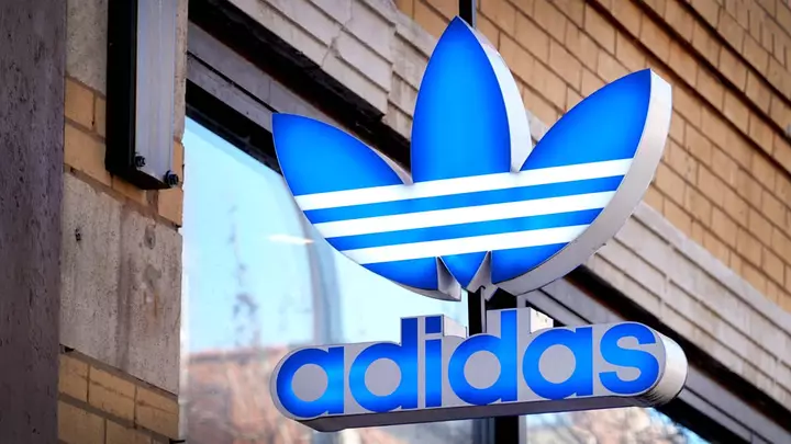 Adidas İkonik Trek Paltarlarını Sadəcə 16 Dollarə Satır və Onlar Damcılmaya Idealdir