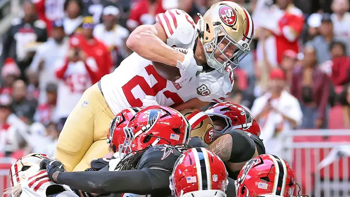 49ers oyunçusu RB Christian McCaffrey Falcons qarşısında yaralanma ilə çıxır, geri qayıtması şübhəlidir