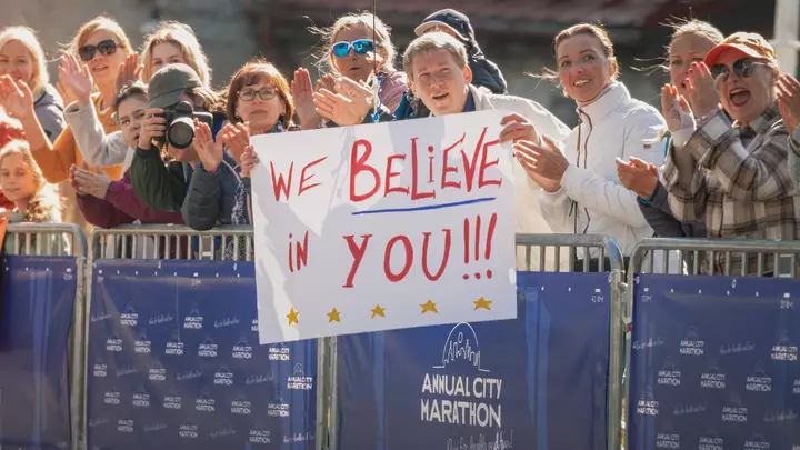 This U.K. Runner Had No Support Crew in Chicago. Then a Facebook Post Changed His Entire Marathon.