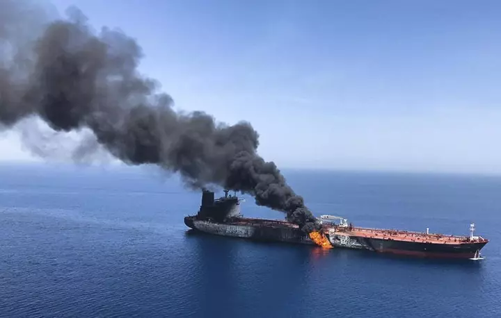 Hörmüz boğazında minaya toxunan supertanker partlayıb